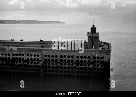 AJAXNETPHOTO. DIEPPE, FRANKREICH. -HAFEN-MOLE - FISCHER UND FLANIERENDE TOURISTEN AUF DER KONKRETEN MOLE AM EINGANG ZUM HAFEN. FOTO: JONATHAN EASTLAND/AJAX REF: 3573 20 4 Stockfoto