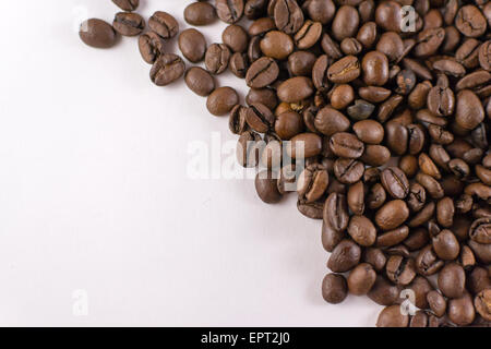 Closeup overhead geröstete von losen Kaffeebohnen auf weißem Karton mit Exemplar Stockfoto