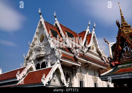 Bangkok, Thailand: Viharn Halle am Wat Hua Lamphong mit seinen steil geneigte Satteldach Dächer und weißen Chofah Vogel-wie chofahs Stockfoto