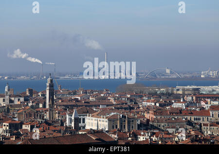 Schornsteine und Fabriken, die mit Rauchen in der Nähe von Venedig in Italien Stockfoto