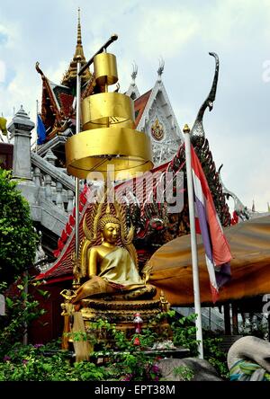 Bangkok, Thailand: Eine sitzende Buddha fallenden drei beringte Metall Vordächer an Wat Hua Lamphong vergoldet Stockfoto