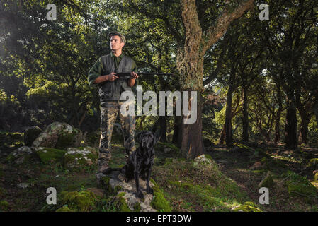 Hunter und Haustier Hund im Wald. La Ahumada, Tarifa, Cádiz, Andalusien, Spanien. Stockfoto