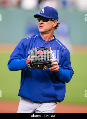 San Francisco CA. 20. Mai 2015. Los Angeles Dodgers Manager Don Mattingly (8) vor dem MLB Baseball-Spiel zwischen den Los Angeles Dodgers und den San Francisco Giants im AT&T Park in San Francisco CA. Die Riesen besiegt die Dodgers 4-0. Damon Tarver/Cal Sport Media/Alamy Live-Nachrichten Stockfoto