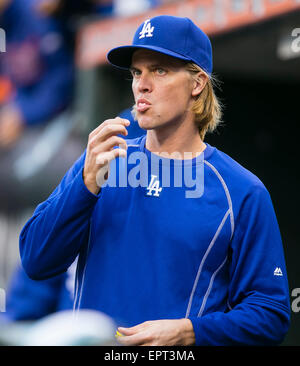 San Francisco CA. 20. Mai 2015. Los Angeles Schwindler Krug Zack Greinke (21) auf der Trainerbank ab, während die MLB-Baseball-Spiel zwischen den Los Angeles Dodgers und den San Francisco Giants im AT&T Park in San Francisco CA. Die Riesen besiegt die Dodgers 4-0. Damon Tarver/Cal Sport Media/Alamy Live-Nachrichten Stockfoto