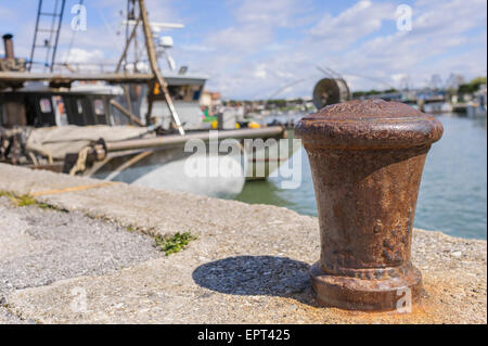 Poller im Hafen, vor dem Hintergrund der Fischerboote festmachen Stockfoto