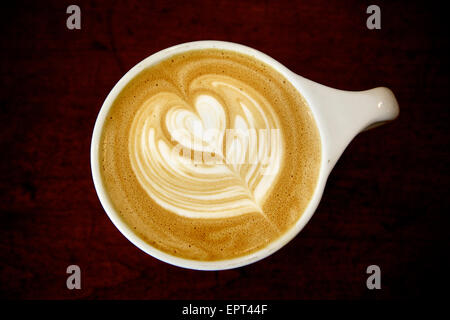 Draufsicht der Latte mit Latte Art in Schaum Stockfoto