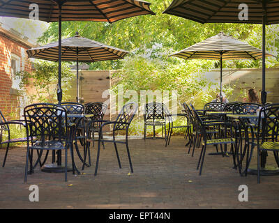 Café im freien Terrasse mit Tischen, Stühlen und Sonnenschirmen, Dundas, Ontario, Kanada Stockfoto