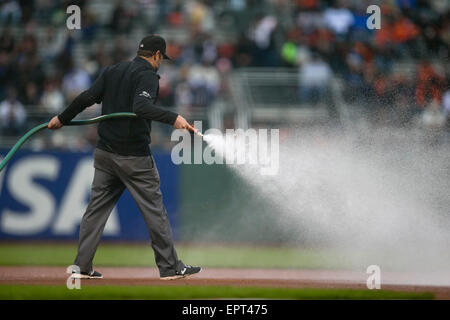 San Francisco CA. 20. Mai 2015. Mitglied der Anlage Crew Gewässern das Infield vor dem MLB Baseball-Spiel zwischen den Los Angeles Dodgers und den San Francisco Giants im AT&T Park in San Francisco CA. Die Riesen besiegt die Dodgers 4-0. Damon Tarver/Cal Sport Media/Alamy Live-Nachrichten Stockfoto