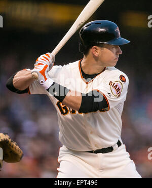 San Francisco CA. 20. Mai 2015. San Francisco Giants Catcher Buster Posey (28) in Aktion während der MLB-Baseball-Spiel zwischen den Los Angeles Dodgers und den San Francisco Giants im AT&T Park in San Francisco CA. Die Riesen besiegt die Dodgers 4-0. Damon Tarver/Cal Sport Media/Alamy Live-Nachrichten Stockfoto