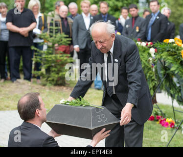 Wuhden, Deutschland. 21. Mai 2015. Eine deutsche Weltkriegsveteran, Heinz Mutschinski (R), trägt einen Sarg mit den sterblichen Überresten eines deutschen Soldaten kämpften während des zweiten Weltkriegs auf dem Soldatenfriedhof in Wuhden, Deutschland, 21. Mai 2015 begraben zu werden. Die sterblichen Überreste von 30 deutschen Soldaten im zweiten Weltkrieg gekämpft wurden begraben, nachdem vom "Verein Zur Bergung Gefallener in Osteuropa e.V." in der Nähe von Wuhden wiederhergestellt wird (lit.) Verein für die Wiederherstellung von gefallener Soldaten in Osteuropa) im Oktober 2014. Foto: PATRICK PLEUL/Dpa/Alamy Live News Stockfoto