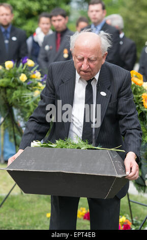 Wuhden, Deutschland. 21. Mai 2015. Eine deutsche Weltkriegsveteran, Heinz Mutschinski, trägt einen Sarg mit den sterblichen Überresten eines deutschen Soldaten kämpften während des zweiten Weltkriegs auf dem Soldatenfriedhof in Wuhden, Deutschland, 21. Mai 2015 begraben zu werden. Die sterblichen Überreste von 30 deutschen Soldaten im zweiten Weltkrieg gekämpft wurden begraben, nachdem vom "Verein Zur Bergung Gefallener in Osteuropa e.V." in der Nähe von Wuhden wiederhergestellt wird (lit.) Verein für die Wiederherstellung von gefallener Soldaten in Osteuropa) im Oktober 2014. Foto: PATRICK PLEUL/Dpa/Alamy Live News Stockfoto