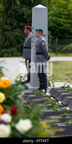 Wuhden, Deutschland. 21. Mai 2015. Weiße Rosen haben auf die Särge, enthält die sterblichen Überreste der deutschen Soldaten, die während des zweiten Weltkriegs kämpfte, als sie auf dem Soldatenfriedhof in Wuhden, Deutschland, 21. Mai 2015 begraben sind gelegt. Die sterblichen Überreste von 30 deutschen Soldaten im zweiten Weltkrieg gekämpft wurden begraben, nachdem vom "Verein Zur Bergung Gefallener in Osteuropa e.V." in der Nähe von Wuhden wiederhergestellt wird (lit.) Verein für die Wiederherstellung von gefallener Soldaten in Osteuropa) im Oktober 2014. Foto: PATRICK PLEUL/Dpa/Alamy Live News Stockfoto