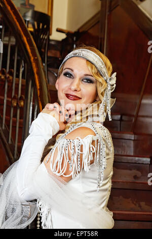 zwanziger Jahre Vintage Lady posiert in der bar Stockfoto