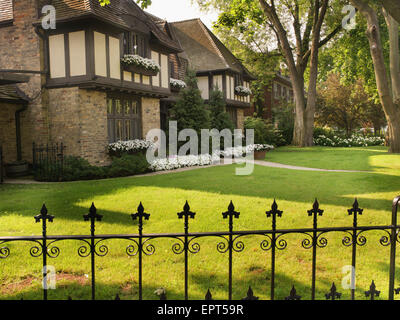 Anzeigen von Eisenzaun und Haus außen im Sommer, Toronto, Ontario, Kanada Stockfoto