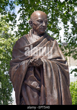 Statue von Mahatma Gandhi des britischen Bildhauers Philip Jackson in Parliament Square, London Stockfoto