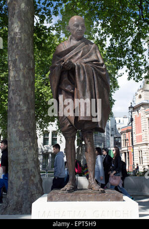 Statue von Mahatma Gandhi des britischen Bildhauers Philip Jackson in Parliament Square, London Stockfoto