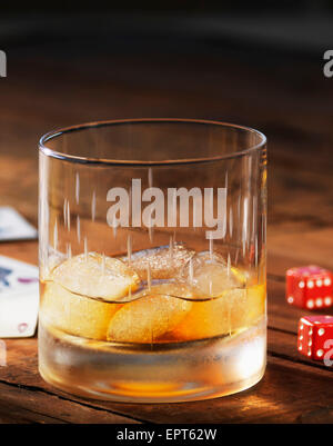 Glas Scotch auf Eis mit Würfel und Karten, Studioaufnahme Stockfoto
