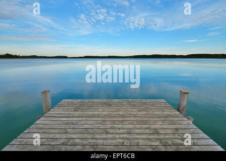 Holzsteg am Abend See Woerthsee, Fuenfseenland, Upper Bavaria, Bavaria, Germany Stockfoto