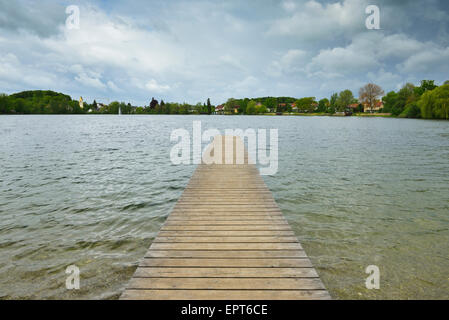 Holzsteg im See, Wessling, See Wesslingersee, Fuenfseenland, Upper Bavaria, Bayern, Deutschland Stockfoto