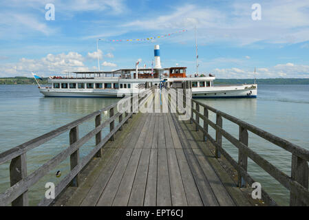 Bin Pier mit Schaufelraddampfer, Utting, Ammersee, See Ammersee, Fuenfseenland, Oberbayern, Bayern, Deutschland Stockfoto