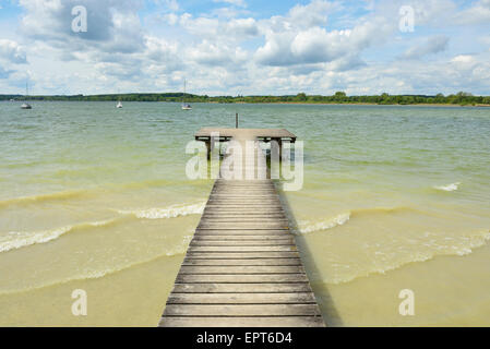 Holzsteg, bin Stegen Ammersee, See Ammersee, Fuenfseenland, Oberbayern, Bayern, Deutschland Stockfoto