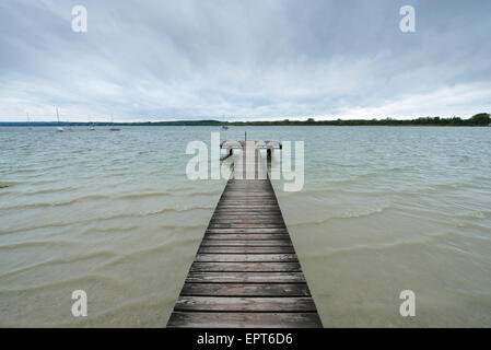 Holzsteg an einem bewölkten Morgen, Stegen am Ammersee, See Ammersee, Fuenfseenland, oberen Bayern, Bayern, Deutschland Stockfoto