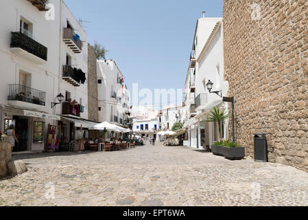 IBIZA, Spanien – 13. Mai 2015: Fußgängerzone in Ibiza-Stadt, Balearen, Spanien. Mit einer Bevölkerung von 48.484 ist die Stadt Stockfoto