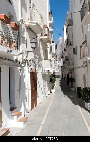 IBIZA, Spanien - 15. Mai 2015: Ibiza Innenstadt von weißen Häusern Gasse im Mittelmeer-Spanien Stockfoto