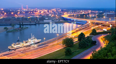 Panoramablick von Stettin, am Wasser in der Abenddämmerung, Polen. Stockfoto