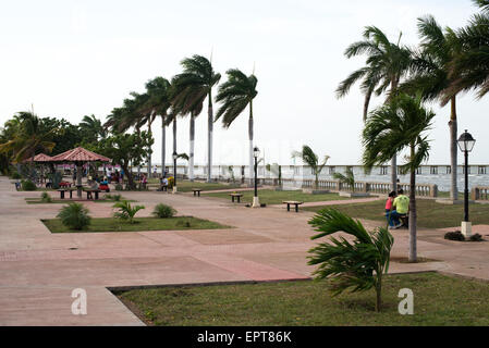 GRANADA, Nicaragua – Einheimische genießen den öffentlichen Park entlang der Uferpromenade des Nicaragua-Sees in Granada. Stockfoto