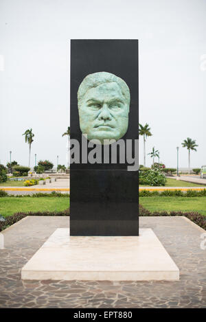 GRANADA, Nicaragua - die Statue Ruben Dario steht an der Calle La Calzada in der Nähe des Ufers des Nicaragua-Sees in Granada. Die Statue wurde zu Ehren von Ruben Dario, einem gefeierten Dichter und einer führenden Figur in der spanisch-amerikanischen Literaturbewegung Modernismo, errichtet und symbolisiert Nicaraguas reiches literarisches Erbe. Es wurde 2013 installiert. Stockfoto