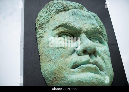 GRANADA, Nicaragua – Eine Statue des berühmten nicaraguanischen Dichters Rubén Darío steht auf der Calle La Calzada in der Nähe des Sees Nicaragua. Das 2013 errichtete Denkmal ehrt die einflussreiche literarische Figur vor dem Hintergrund der historischen Straßenlandschaft Granadas und des dahinter liegenden Sees. Stockfoto