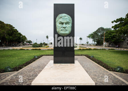 GRANADA, Nicaragua – Eine Statue des berühmten nicaraguanischen Dichters Rubén Darío steht auf der Calle La Calzada in der Nähe des Sees Nicaragua. Das 2013 errichtete Denkmal ehrt die einflussreiche literarische Figur vor dem Hintergrund der historischen Straßenlandschaft Granadas und des dahinter liegenden Sees. Stockfoto