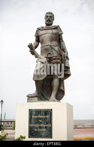 GRANADA, Nicaragua – Eine Statue des spanischen Eroberers Francisco Hernández de Córdoba steht auf der Calle La Calzada nahe dem Ufer des Nicaragua-Sees. Das Denkmal ehrt den Gründer Nicaraguas und die Städte Granada und León, nach denen die Währung des Landes benannt ist. Stockfoto