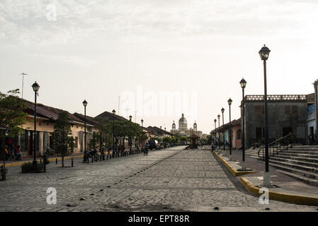 GRANADA, Nicaragua – die Calle La Calzada ist eine Hauptstraße in Granada, die vom Parque Central direkt zum Ufer des Nicaragua-Sees führt. Es verfügt über eine Reihe von Denkmälern und ist ein Drehkreuz für Bars und Restaurants. Stockfoto