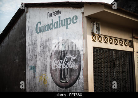 GRANADA, Nicaragua – die Calle La Calzada ist eine Hauptstraße in Granada, die vom Parque Central direkt zum Ufer des Nicaragua-Sees führt. Es verfügt über eine Reihe von Denkmälern und ist ein Drehkreuz für Bars und Restaurants. Stockfoto