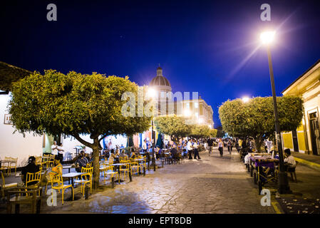 GRANADA, Nicaragua – die Calle La Calzada ist eine Hauptstraße in Granada, die vom Parque Central direkt zum Ufer des Nicaragua-Sees führt. Es verfügt über eine Reihe von Denkmälern und ist ein Drehkreuz für Bars und Restaurants. Stockfoto