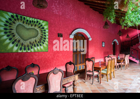 GRANADA, Nicaragua – das Hotel Casa del Consulado, ein restauriertes Gebäude aus der Kolonialzeit, befindet sich im historischen Zentrum von Granada. Das Boutique-Hotel, das aus einem ehemaligen Konsulat umgebaut wurde, zeigt traditionelle nicaraguanische Architektur und bietet seinen Besuchern eine Mischung aus historischem Charme und modernen Annehmlichkeiten. Stockfoto