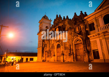 GRANADA, Nicaragua – Iglesia de la Merced gilt als eine der schönsten Kirchen Granadas. Sie wurde ursprünglich 1539 erbaut, aber in den folgenden Jahrhunderten wurde sie mehrmals zerstört oder beschädigt und wieder aufgebaut. Die heutige Barockfassade stammt aus dem Jahr 1783. Die letzte Renovierung der Kirche erfolgte, nachdem sie 1854 von William Walkers Männern beschädigt wurde, wobei die Restaurierung 1862 erfolgte. Stockfoto