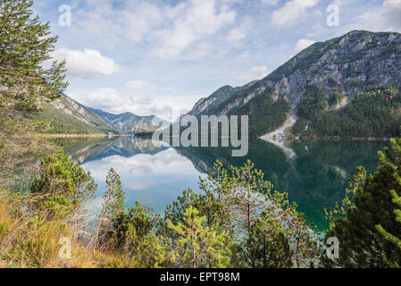 Landschaft eines klaren Sees im Herbst, Plansee, Tirol, Österreich Stockfoto
