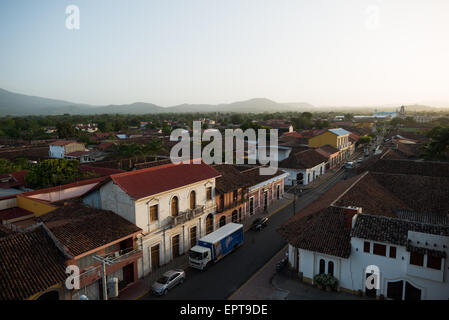 GRANADA, Nicaragua – Ein Blick über die Stadt Granada vom Uhrturm in Iglesia de la Merced, einer der schönsten und historischsten Kirchen der Stadt. Iglesia de la Merced gilt als eine der schönsten Kirchen Granadas. Sie wurde ursprünglich 1539 erbaut, aber in den folgenden Jahrhunderten wurde sie mehrmals zerstört oder beschädigt und wieder aufgebaut. Die heutige Barockfassade stammt aus dem Jahr 1783. Die letzte Renovierung der Kirche erfolgte, nachdem sie 1854 von William Walkers Männern beschädigt wurde, wobei die Restaurierung 1862 erfolgte. Stockfoto