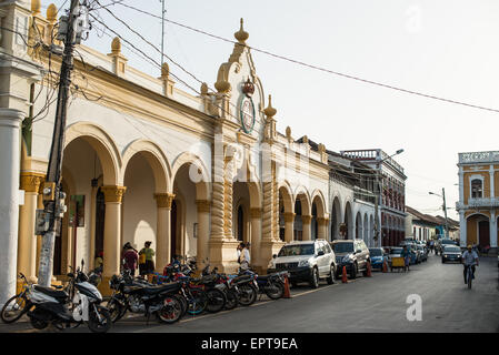 GRANADA, Nicaragua – eine der Straßen entlang des Parque Central, mit Rathaus auf der linken Seite. Der Parque Central ist der Hauptplatz und das historische Herz von Granada, Nicaragua. Stockfoto