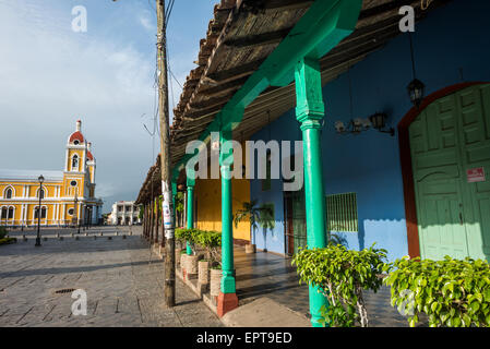 GRANADA, Nicaragua – Ein Blick auf einige der hell bemalten Gebäude entlang des Independence Square, mit Blick auf Parque Central und die Kathedrale von Granada. Der Parque Central ist der Hauptplatz und das historische Herz von Granada, Nicaragua. Stockfoto