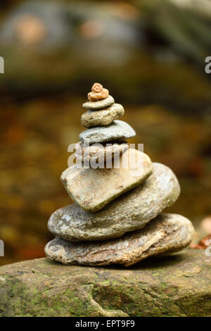 Nahaufnahme von einem kleinen Cairn neben einem Fluss im Herbst, Nationalpark Bayerischer Wald, Bayern, Deutschland Stockfoto