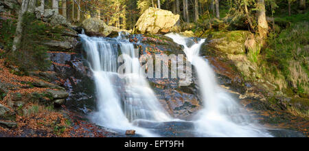 Malerische Aussicht auf Wasserfall im Herbst, Nationalpark Bayerischer Wald, Bodenmais, Landkreis Regen, Bayern, Deutschland Stockfoto