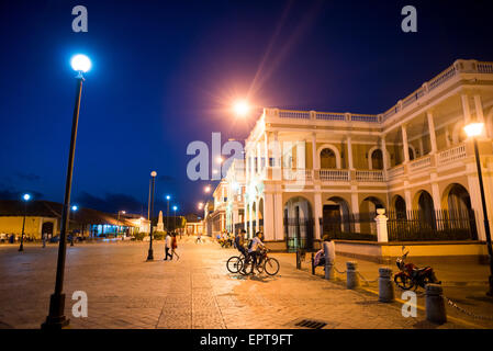 GRANADA, Nicaragua – Ein nächtlicher Blick auf den Unabhängigkeitsplatz (Plaza de la Indepencia) in Granada, Nicaragua. Stockfoto