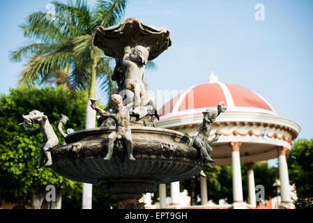 GRANADA, Nicaragua - Ein Brunnen, der im Zentrum des Parque Central steht. Der Parque Central ist der Hauptplatz und das historische Herz von Granada, Nicaragua. Stockfoto