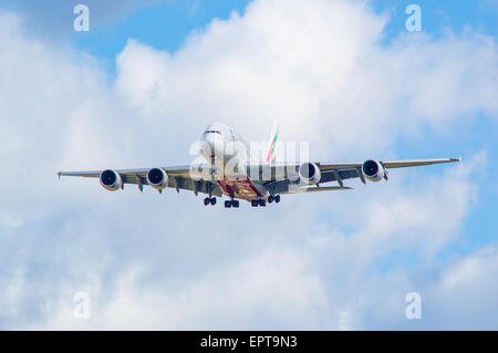 Airbus A380 Emirates am Ansatz zum Flughafen Manchester Stockfoto