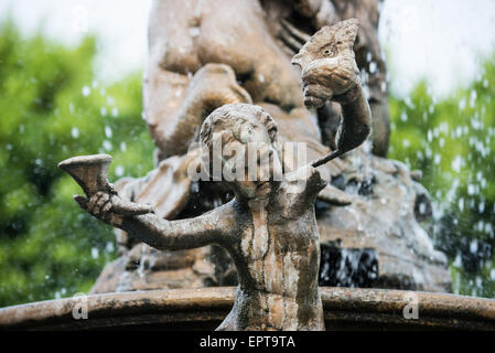 GRANADA, Nicaragua - Ein Brunnen, der im Zentrum des Parque Central steht. Der Parque Central ist der Hauptplatz und das historische Herz von Granada, Nicaragua. Stockfoto