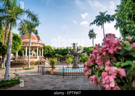 GRANADA, Nicaragua – Ein Brunnen und eine Pergola im Zentrum des Parque Central. Der Parque Central ist der Hauptplatz und das historische Herz von Granada, Nicaragua. Stockfoto